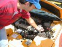 06/07/2003 12:40 - Motor del Elan - Juan (S2000 rojo, poniendo un Turbo), examina y analiza el motor del Lotus Elan, al que también se le había acoplado un turbo, como se puede observar justamente encima de la pegatina blanca que está al lado de la pierna. - 