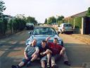 s2000-jun2002-18- - s2000-jun2002-18-tres-sentados-a-pub - 